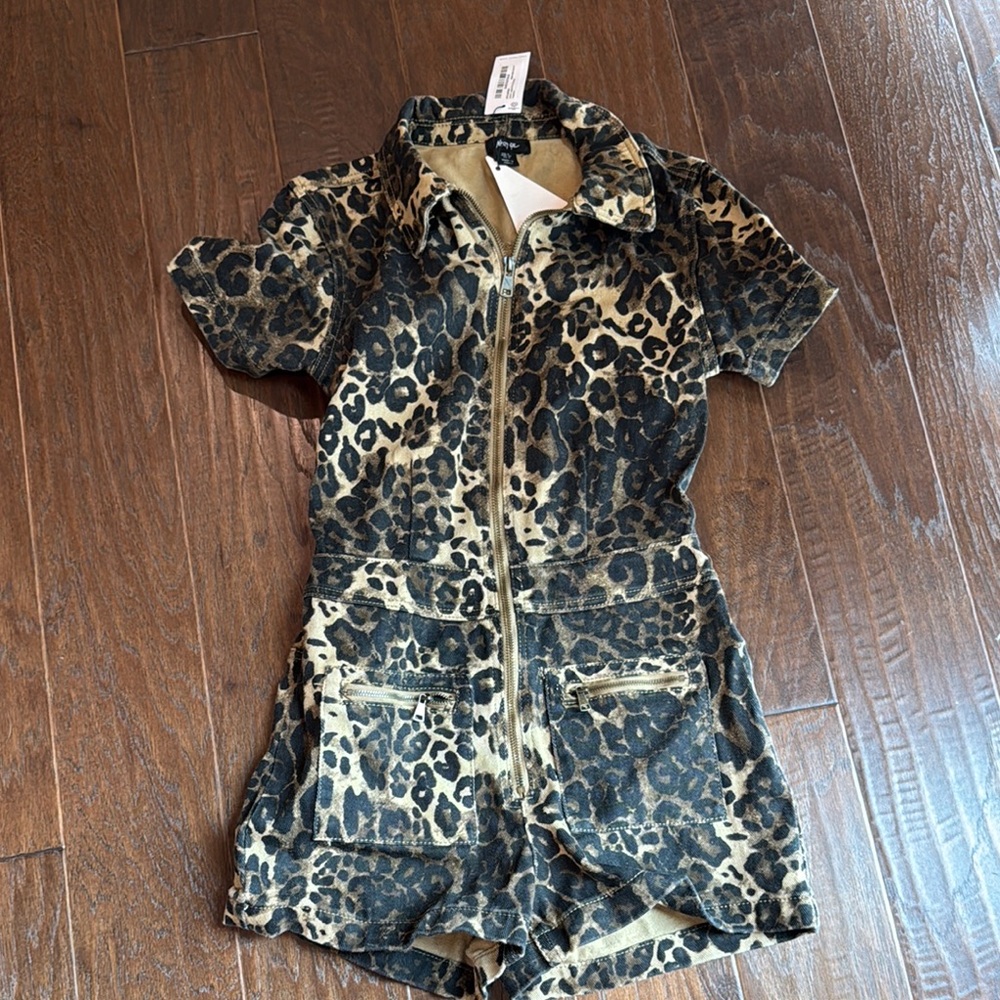 Leopard Print Short Sleeve Romper Nasty Gal